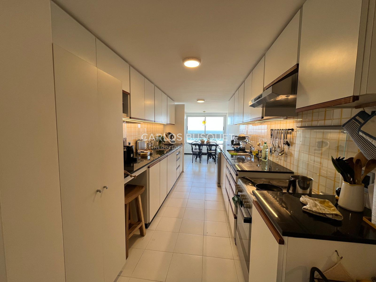 Apartamento ID.398 - Apartamento en alquiler, de 3 dormitorios, zona brava, frente al mar! 