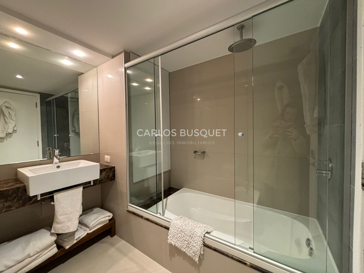 Apartamento ID.639 - Apartamento en alquiler anual o temporal, de 3 dormitorios y servicio, en playa Brava! 