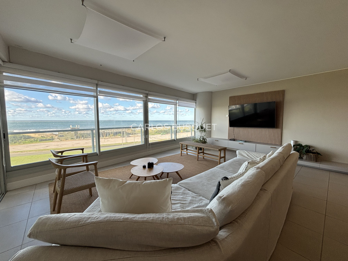 Apartamento en alquiler temporal de 3 dormitorios en suite, en playa Brava - CBI1102A