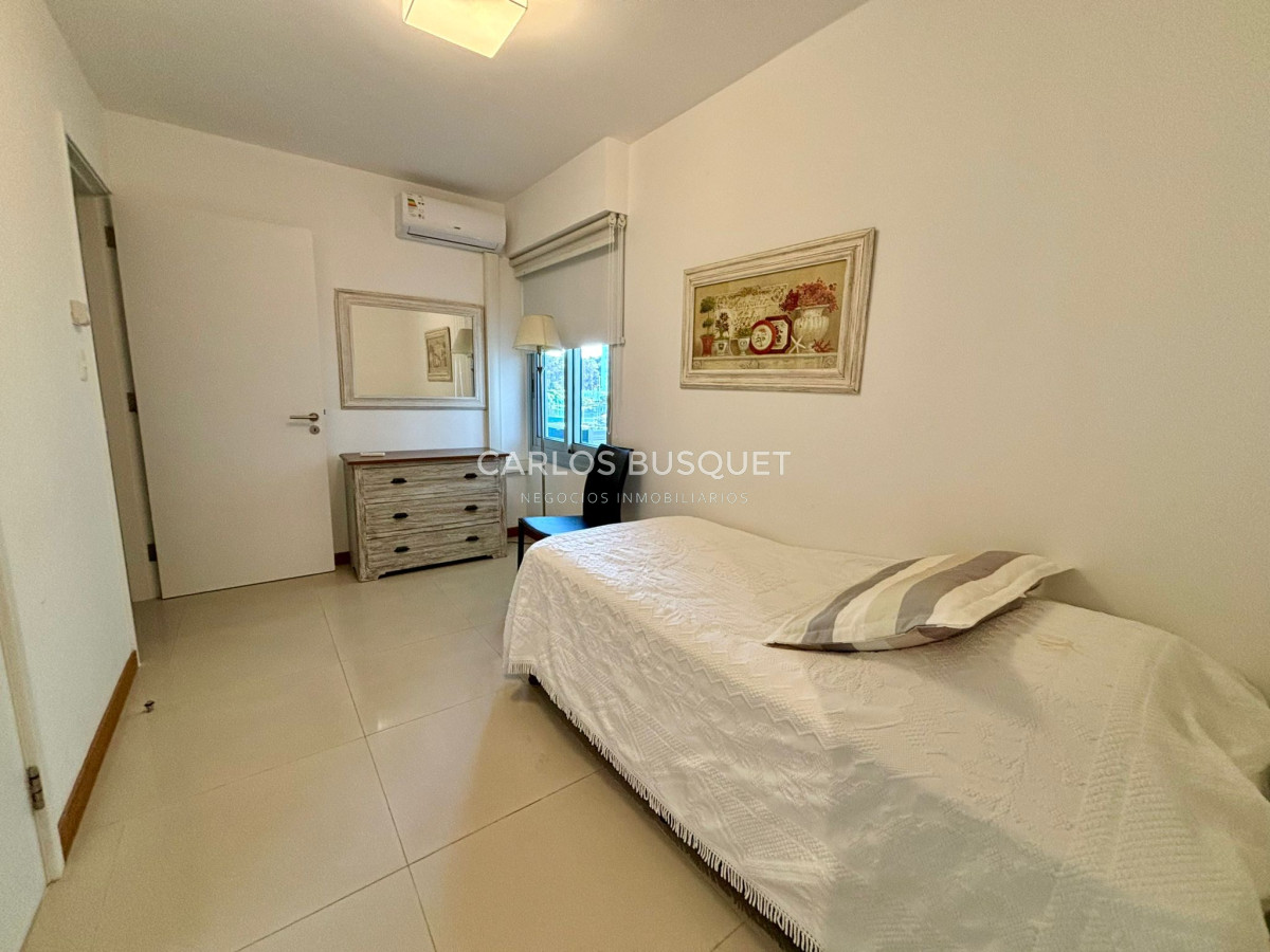 Apartamento ID.639 - Apartamento en alquiler anual o temporal, de 3 dormitorios y servicio, en playa Brava! 