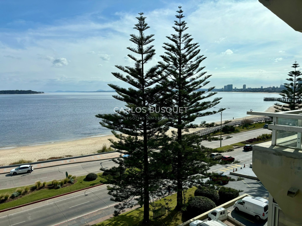 Apartamento ID.698 - Apartamento en alquiler temporal de 3 dormitorios, en playa mansa, sobre el mar.