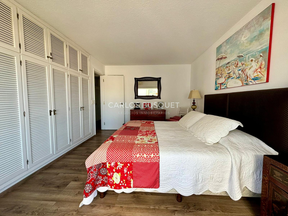 Apartamento ID.698 - Apartamento en alquiler temporal de 3 dormitorios, en playa mansa, sobre el mar.