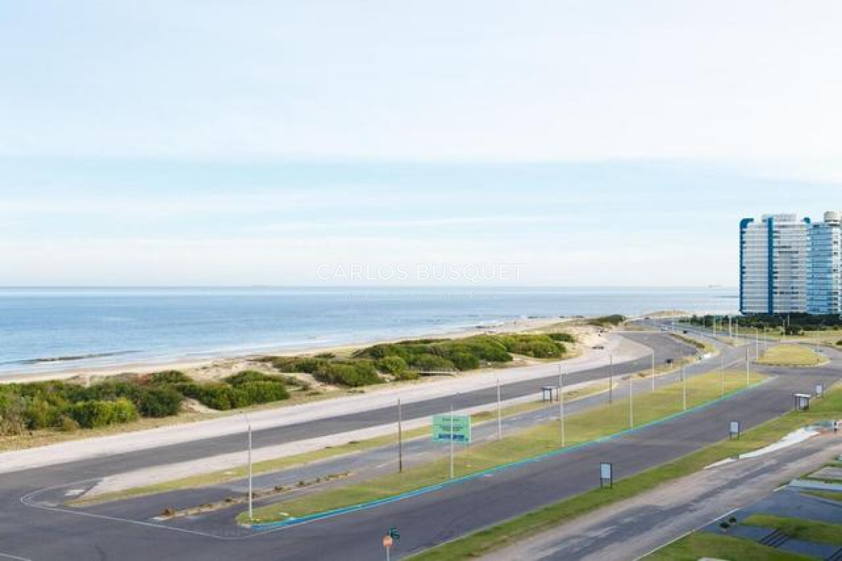 Venta apartamento de 3 dormitorios y servicio en Playa Brava, primera linea del mar - CBI63A