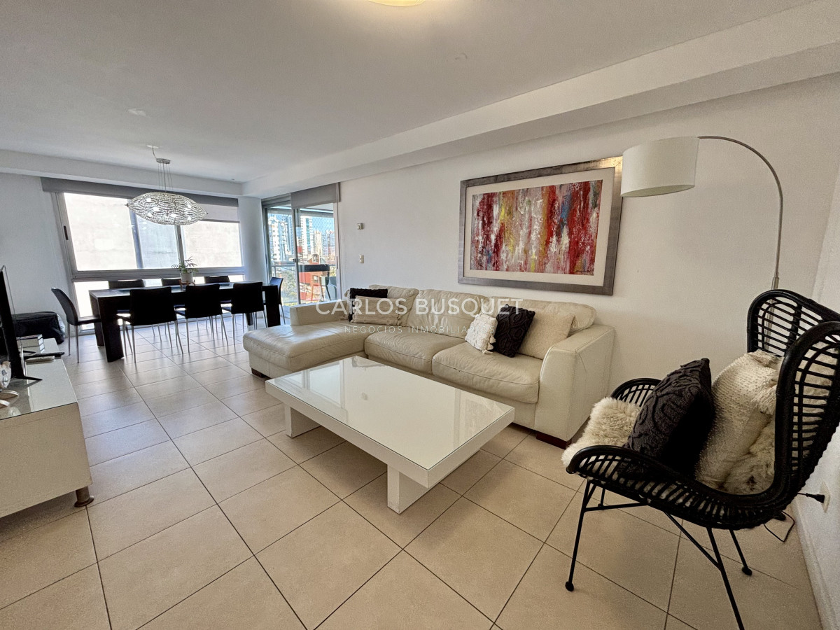 Espectacular apartamento en venta de 2 dormitorios y medio en playa mansa - CBI1241A