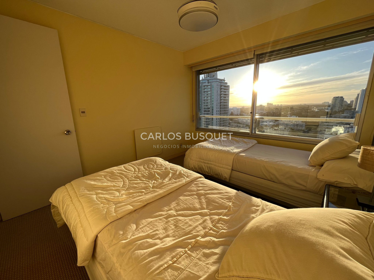 Apartamento ID.336 - Apartamento en venta, de 3 dormitorios en Playa brava, primera fila!