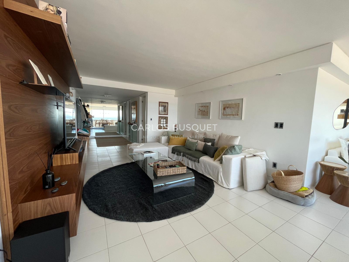 Apartamento ID.398 - Apartamento en alquiler, de 3 dormitorios, zona brava, frente al mar! 