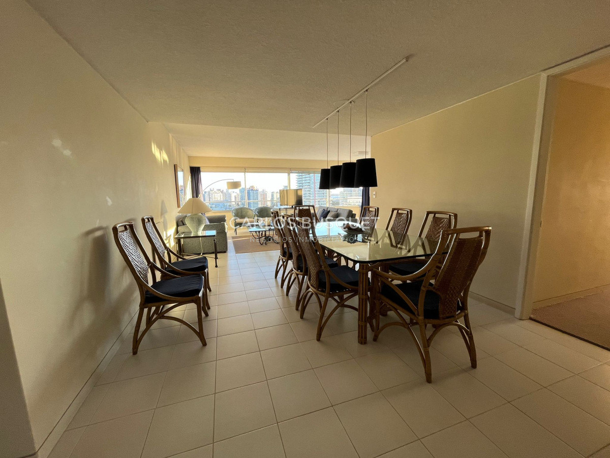 Apartamento ID.336 - Apartamento en venta, de 3 dormitorios en Playa brava, primera fila!