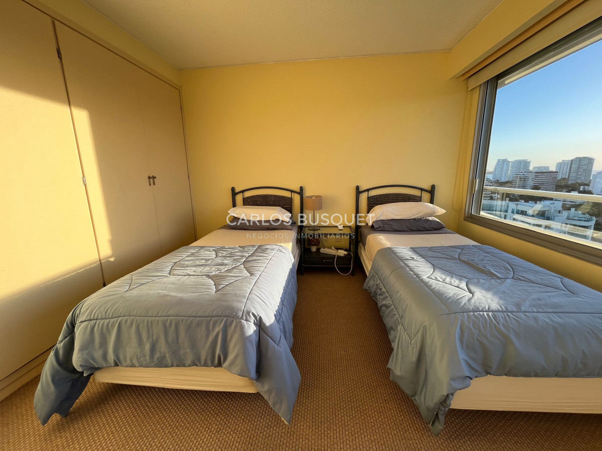 Apartamento ID.336 - Apartamento en venta, de 3 dormitorios en Playa brava, primera fila!