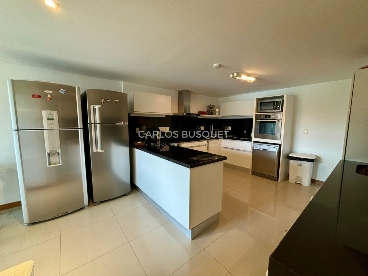 Apartamento ID.639 - Apartamento en alquiler anual o temporal, de 3 dormitorios y servicio, en playa Brava! 