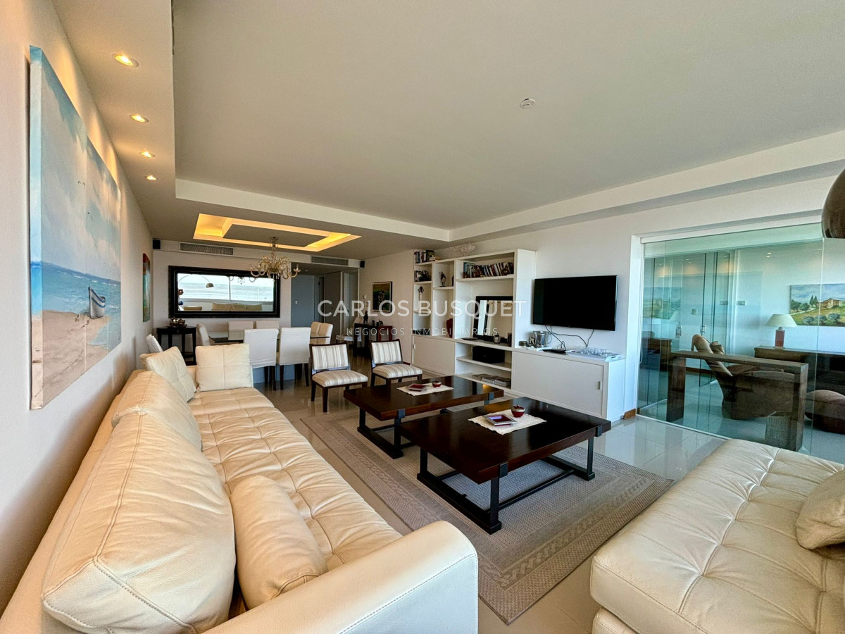 Apartamento ID.639 - Apartamento en alquiler anual o temporal, de 3 dormitorios y servicio, en playa Brava! 