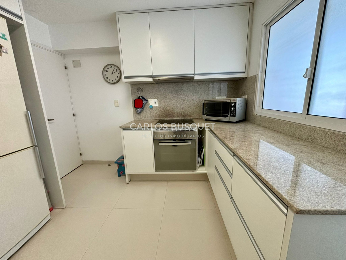 Apartamento ID.698 - Apartamento en alquiler temporal de 3 dormitorios, en playa mansa, sobre el mar.