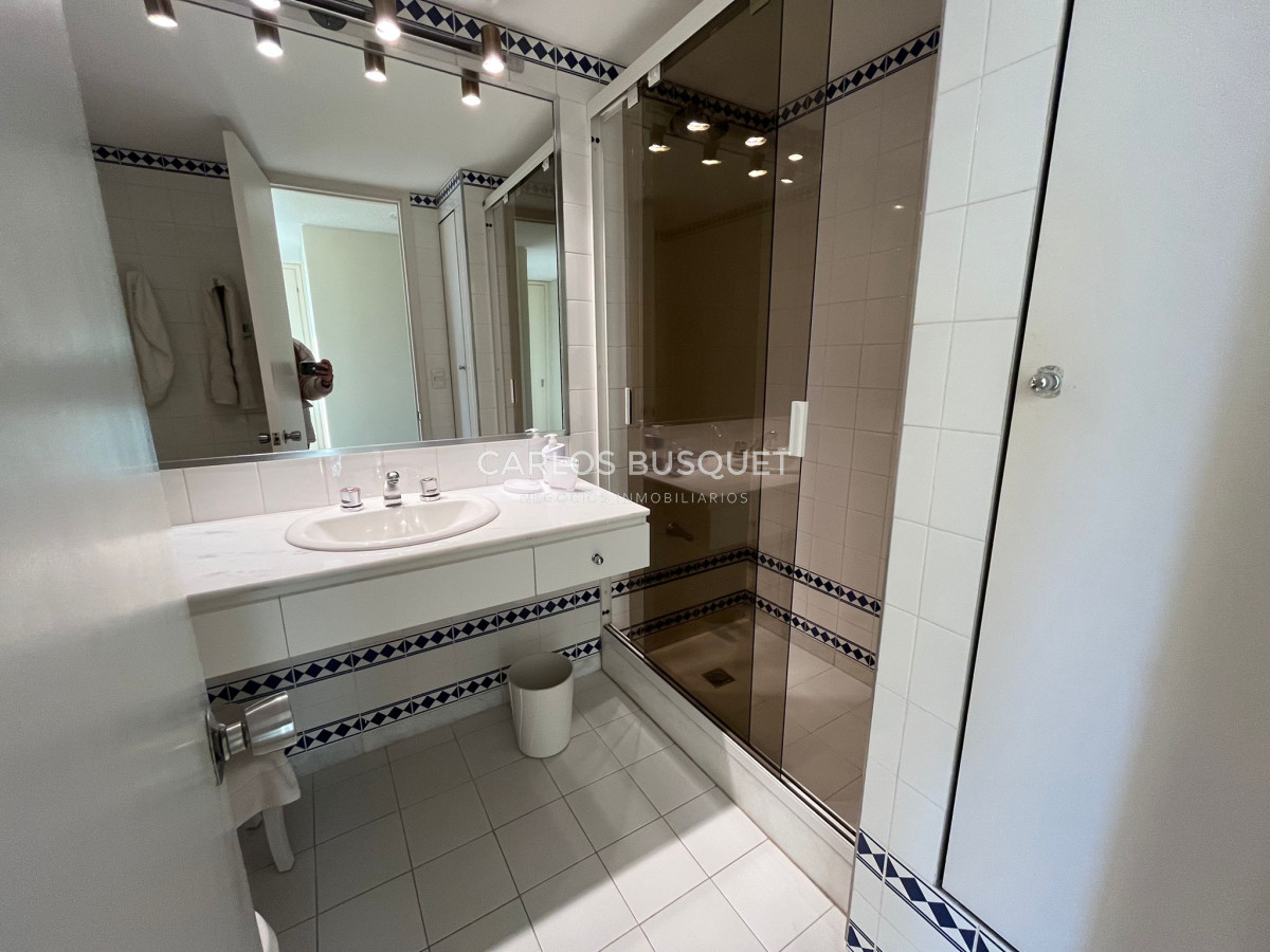 Apartamento ID.336 - Apartamento en venta, de 3 dormitorios en Playa brava, primera fila!