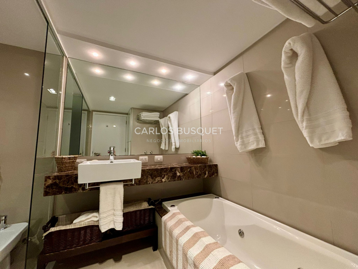 Apartamento ID.639 - Apartamento en alquiler anual o temporal, de 3 dormitorios y servicio, en playa Brava! 