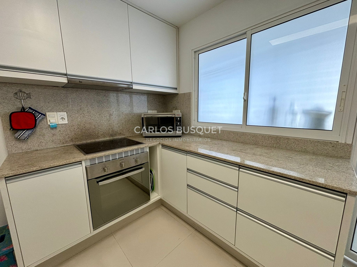 Apartamento ID.698 - Apartamento en alquiler temporal de 3 dormitorios, en playa mansa, sobre el mar.