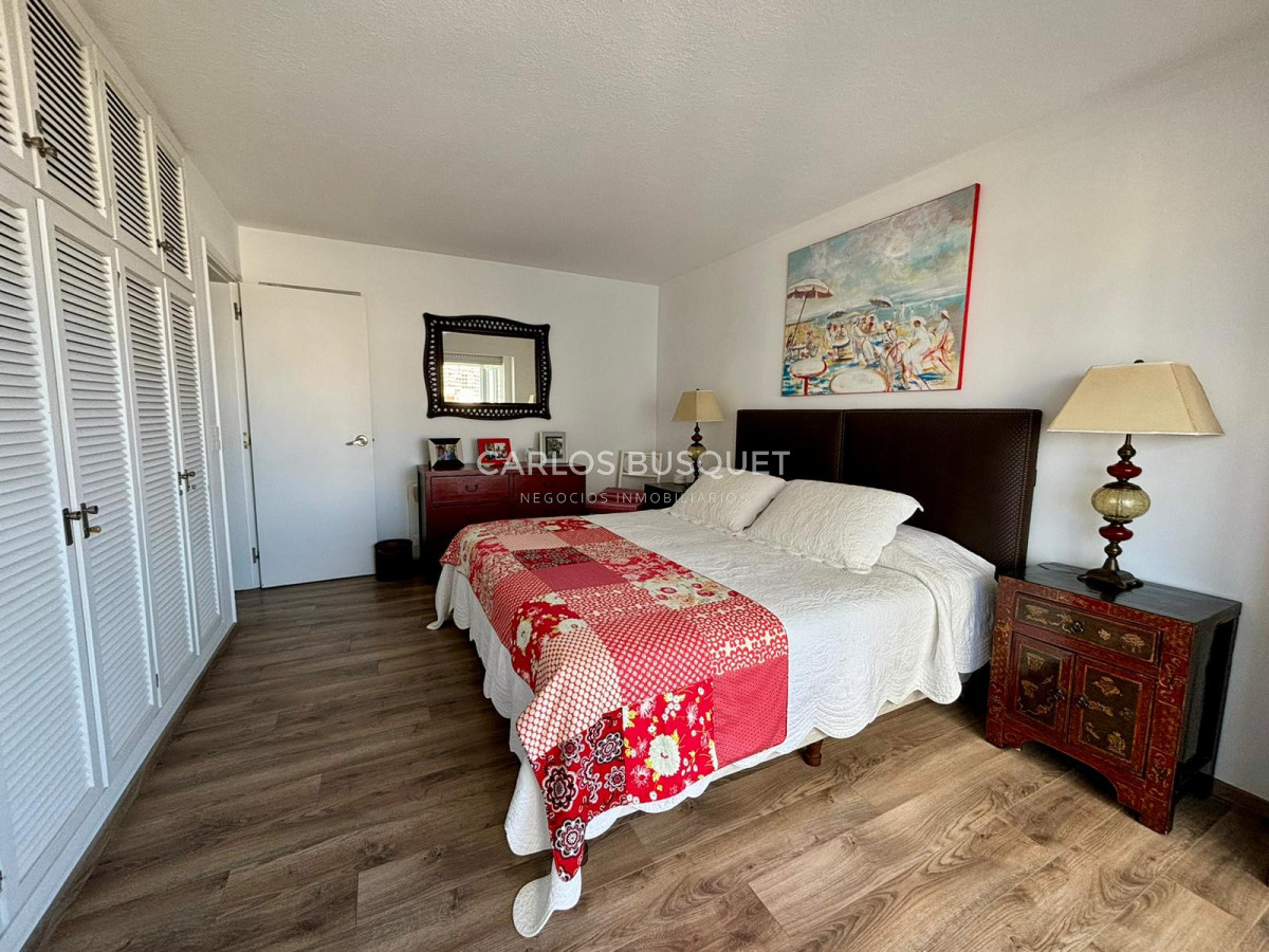 Apartamento ID.698 - Apartamento en alquiler temporal de 3 dormitorios, en playa mansa, sobre el mar.