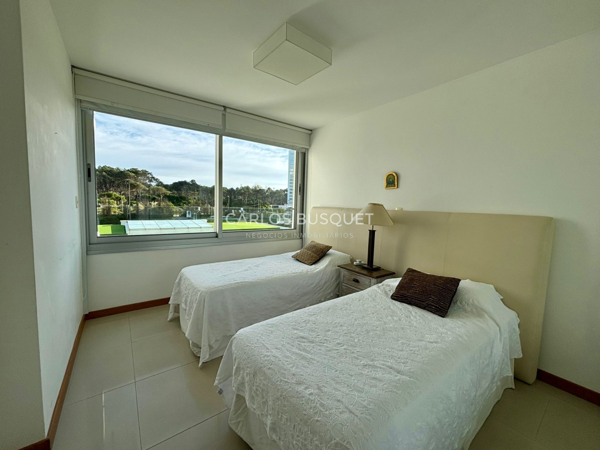 Apartamento ID.639 - Apartamento en alquiler anual o temporal, de 3 dormitorios y servicio, en playa Brava! 