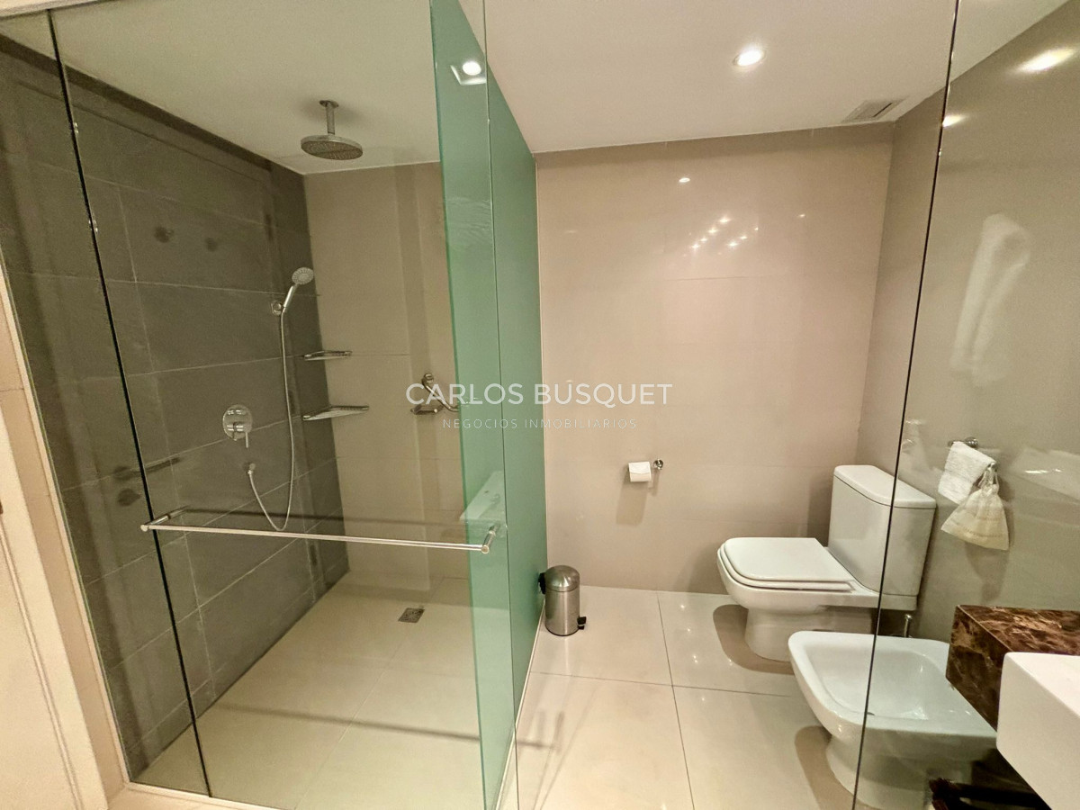Apartamento ID.639 - Apartamento en alquiler anual o temporal, de 3 dormitorios y servicio, en playa Brava! 