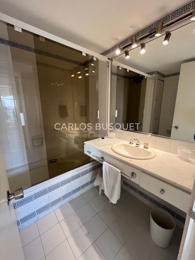 Apartamento ID.336 - Apartamento en venta, de 3 dormitorios en Playa brava, primera fila!