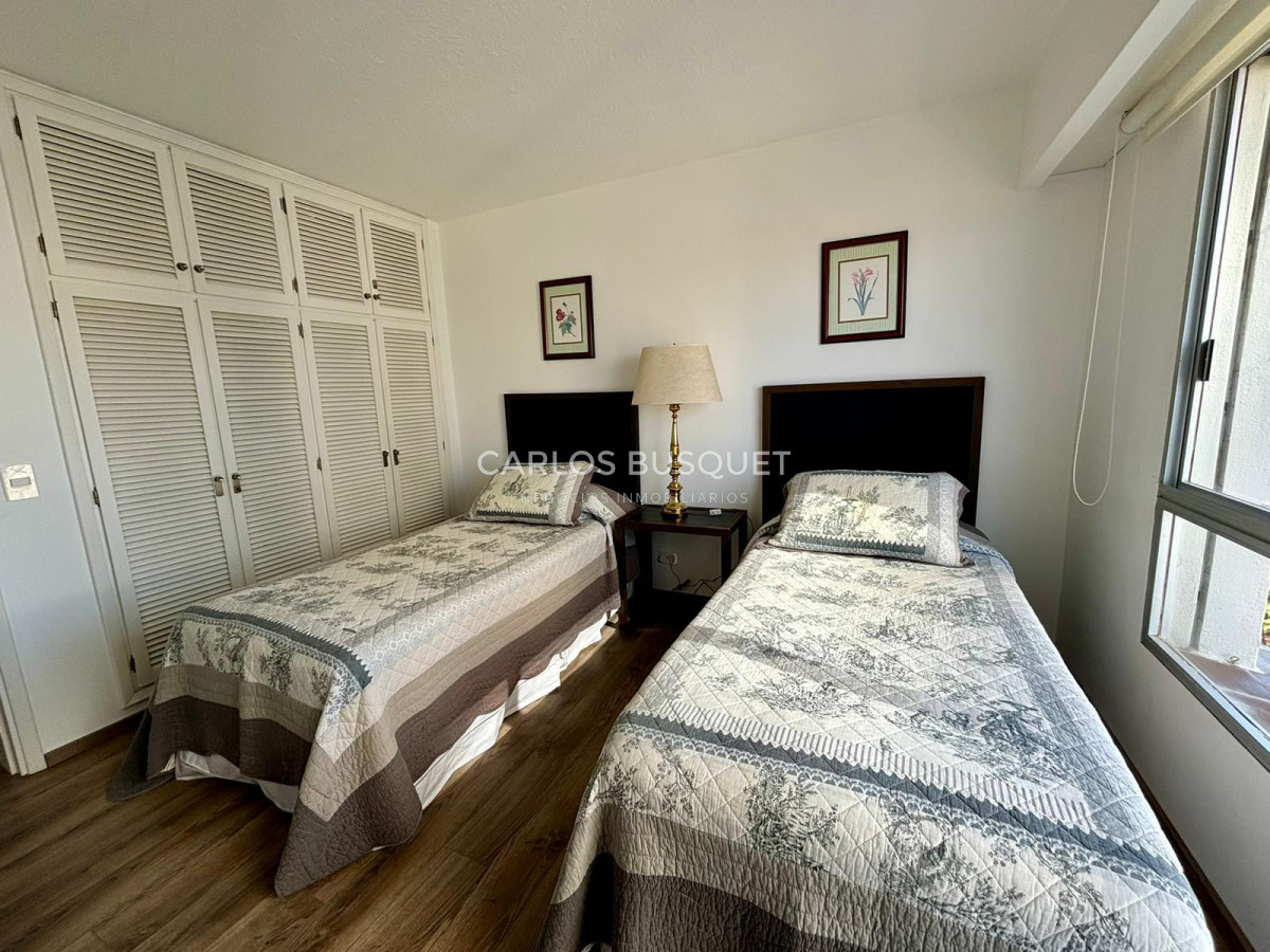 Apartamento ID.698 - Apartamento en alquiler temporal de 3 dormitorios, en playa mansa, sobre el mar.