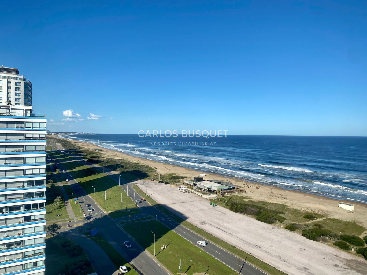 Apartamento en alquiler temporal, de 3 dormitorios en playa brava!  - CBI343A