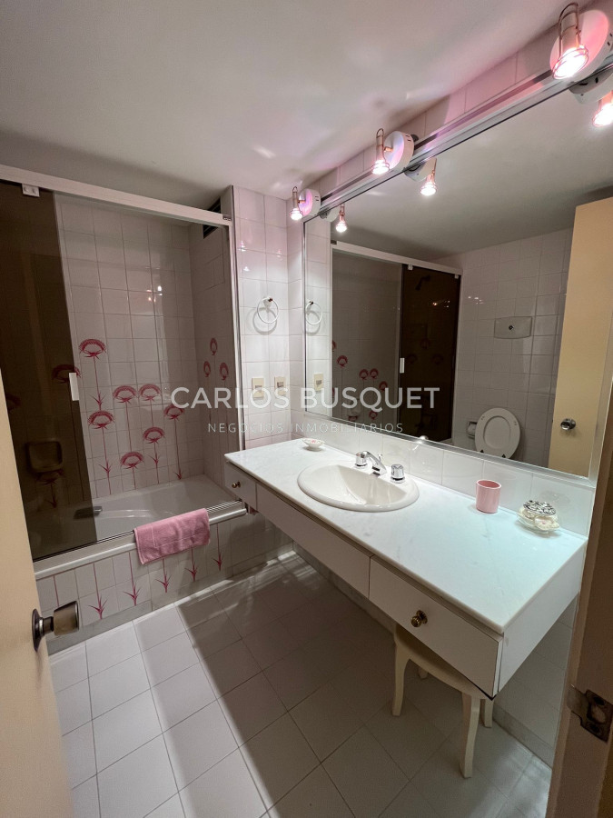 Apartamento ID.336 - Apartamento en venta, de 3 dormitorios en Playa brava, primera fila!