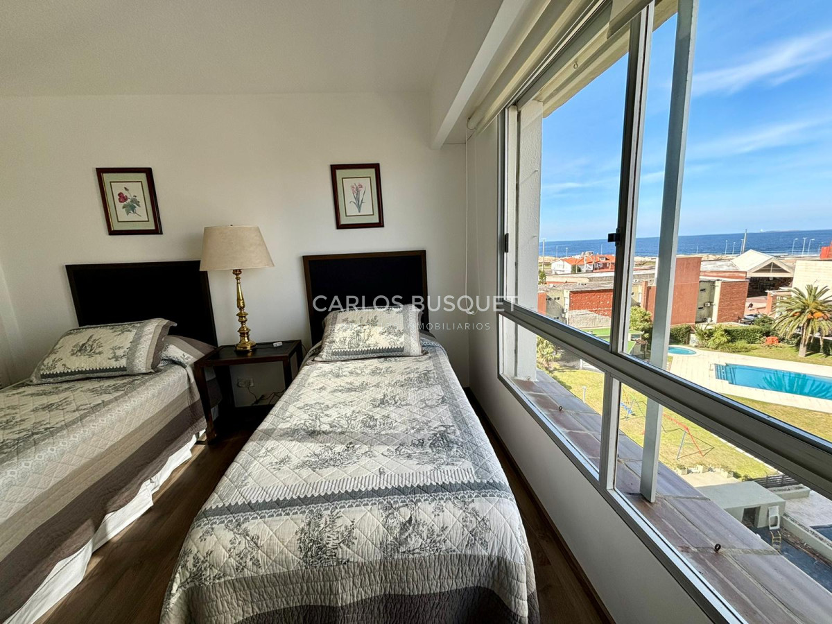 Apartamento ID.698 - Apartamento en alquiler temporal de 3 dormitorios, en playa mansa, sobre el mar.