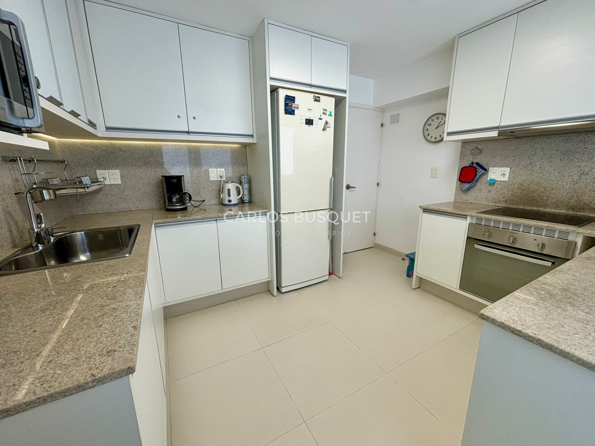 Apartamento ID.698 - Apartamento en alquiler temporal de 3 dormitorios, en playa mansa, sobre el mar.