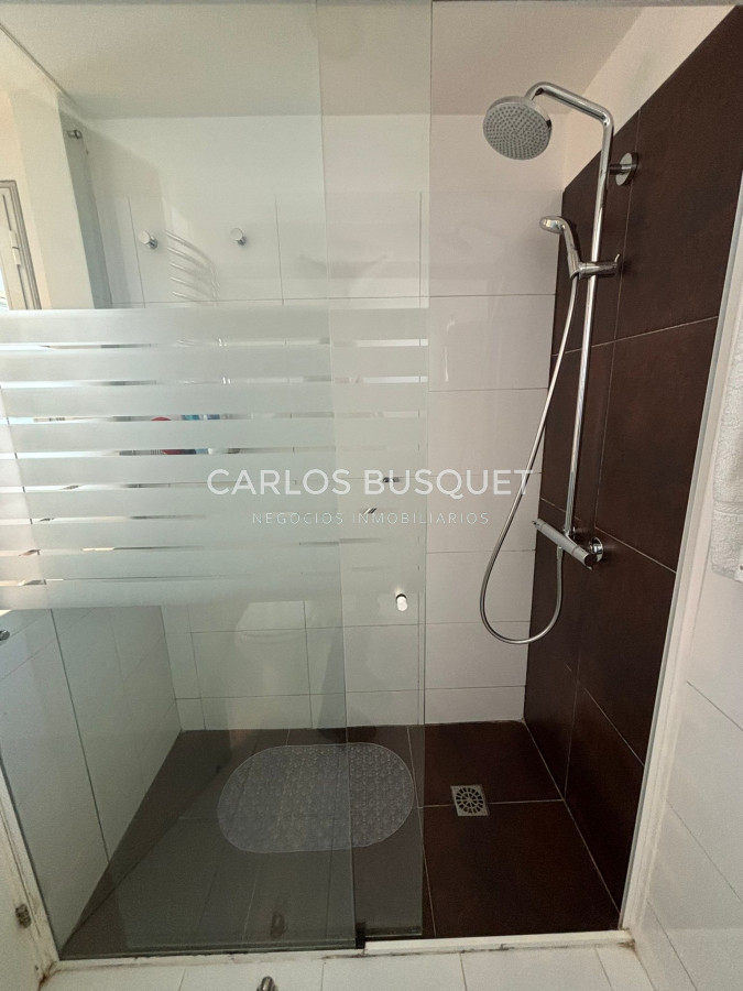 Apartamento ID.698 - Apartamento en alquiler temporal de 3 dormitorios, en playa mansa, sobre el mar.