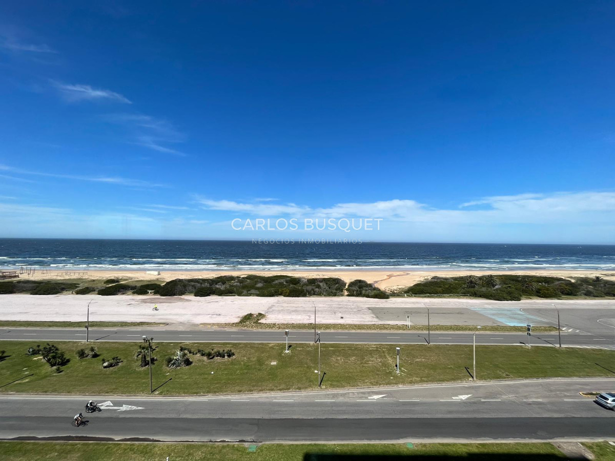 Apartamento ID.398 - Apartamento en alquiler, de 3 dormitorios, zona brava, frente al mar! 