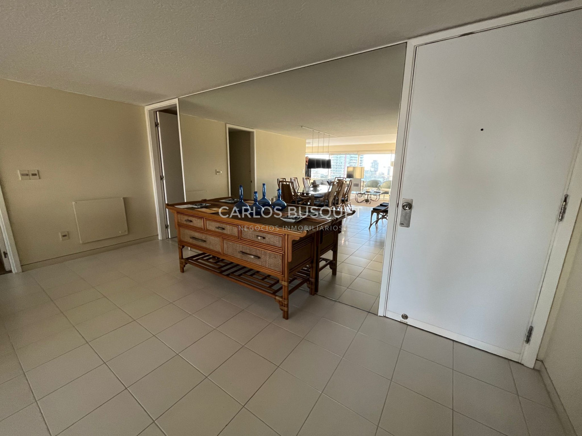 Apartamento ID.336 - Apartamento en venta, de 3 dormitorios en Playa brava, primera fila!