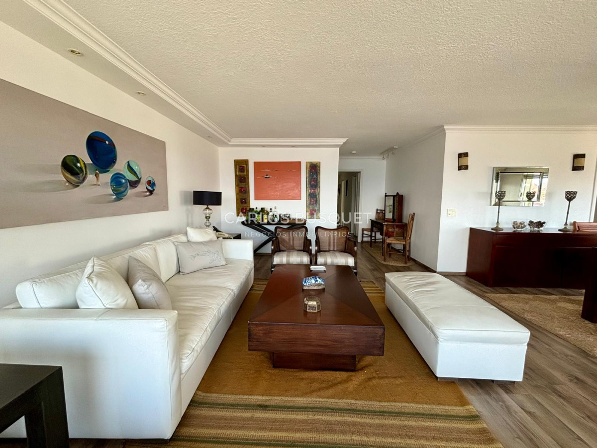 Apartamento ID.698 - Apartamento en alquiler temporal de 3 dormitorios, en playa mansa, sobre el mar.