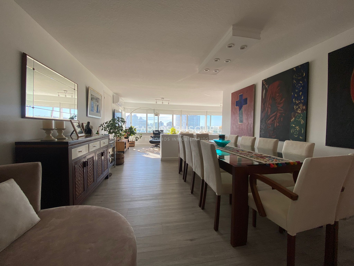 Apartamento ID.359 - Apartamento en alquiler, de 3 dormitorios, playa brava, frente al mar! 