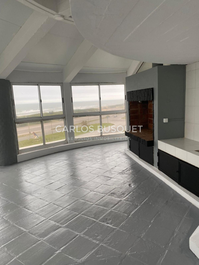 Apartamento ID.583 - Penthouse en venta, de 3 dormitorios y servicio, en playa Brava