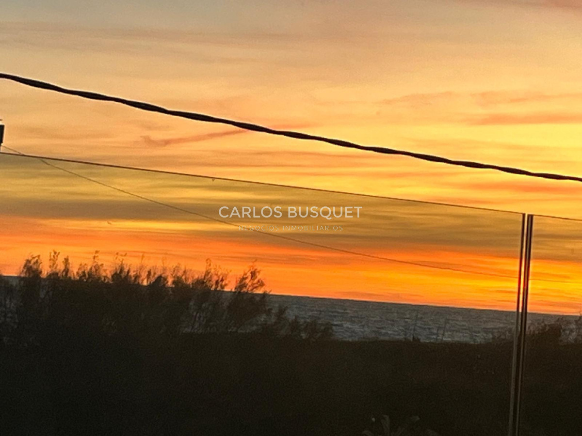 Apartamento ID.1462 - Hermoso apartamento en playa Mansa 2 dormitorios primera linea disponible en venta