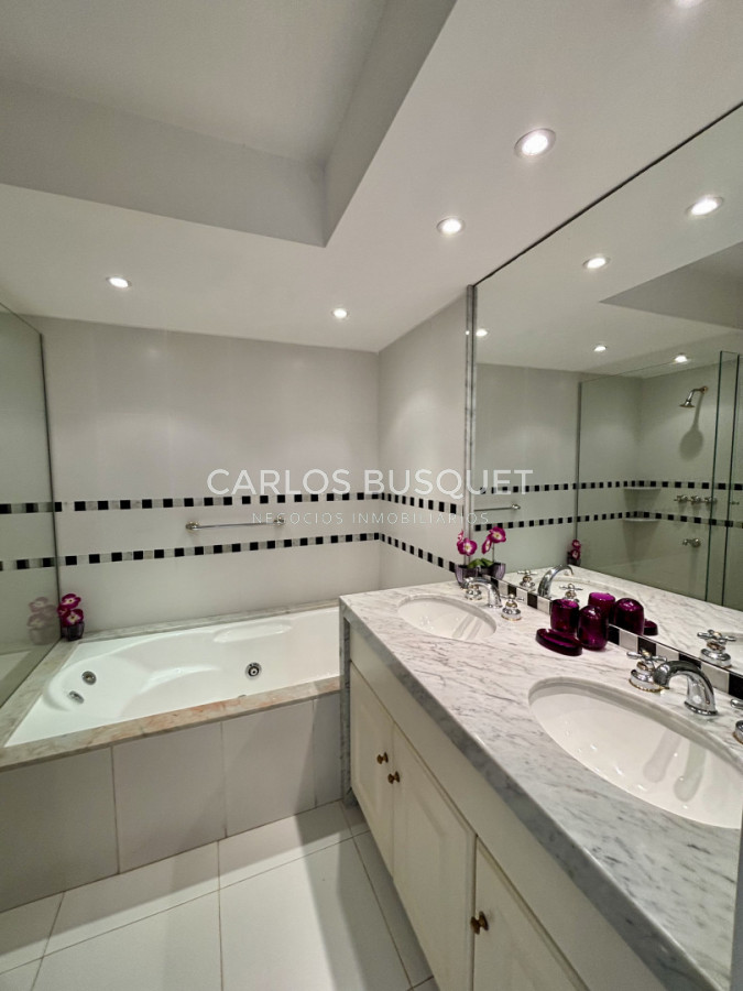 Apartamento ID.1563 - Venta apartamento de 4 dormitorios en Playa Brava, primera línea sobre el mar 