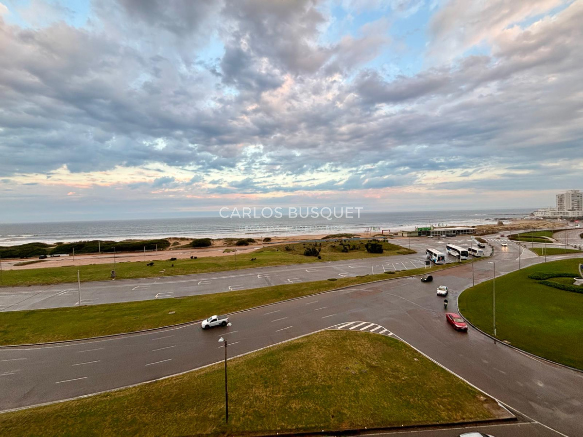 Apartamento ID.41 - Apartamento en venta de 2 dormitorios, playa brava, primera fila 