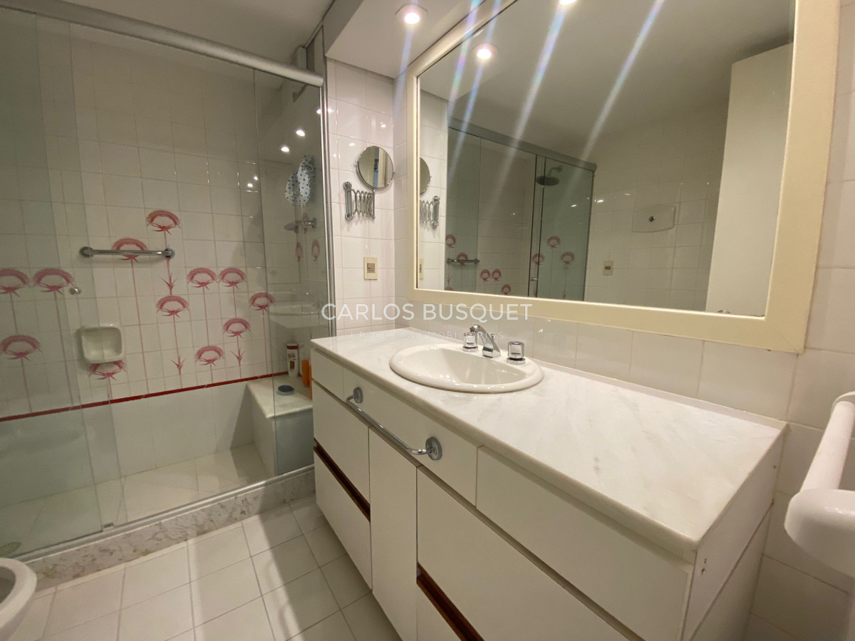 Apartamento ID.63 - Apartamento en alquiler, de 3 dormitorios, en playa brava, frente al mar! 