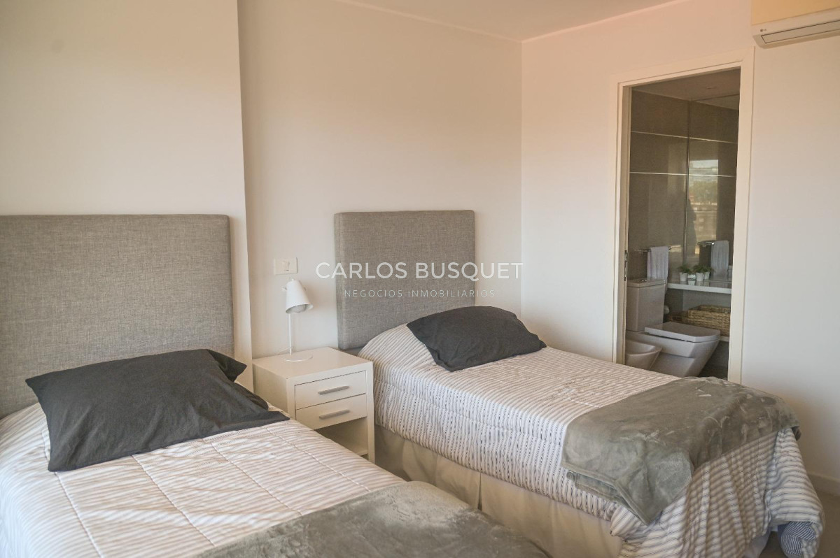 Apartamento ID.1453 - Apartamento en venta Playa Mansa Alexander Collection 3 suites y dependencia.