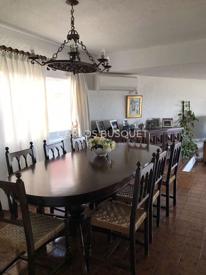 Apartamento ID.301 - En VENTA Apartamento 1era fila al mar Mansa, 4 dormitorios, parilla.