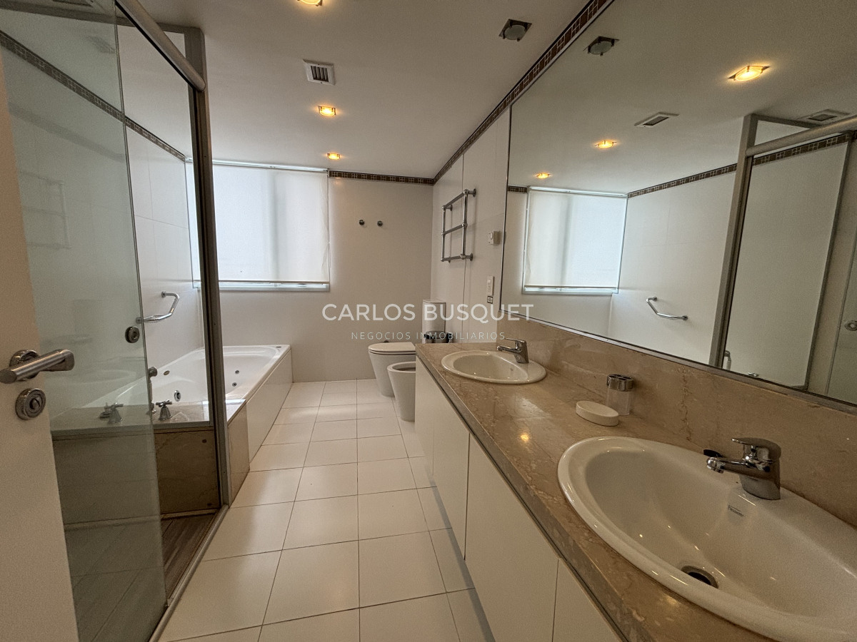 Apartamento ID.1102 - Apartamento en alquiler temporal de 3 dormitorios en suite, en playa Brava