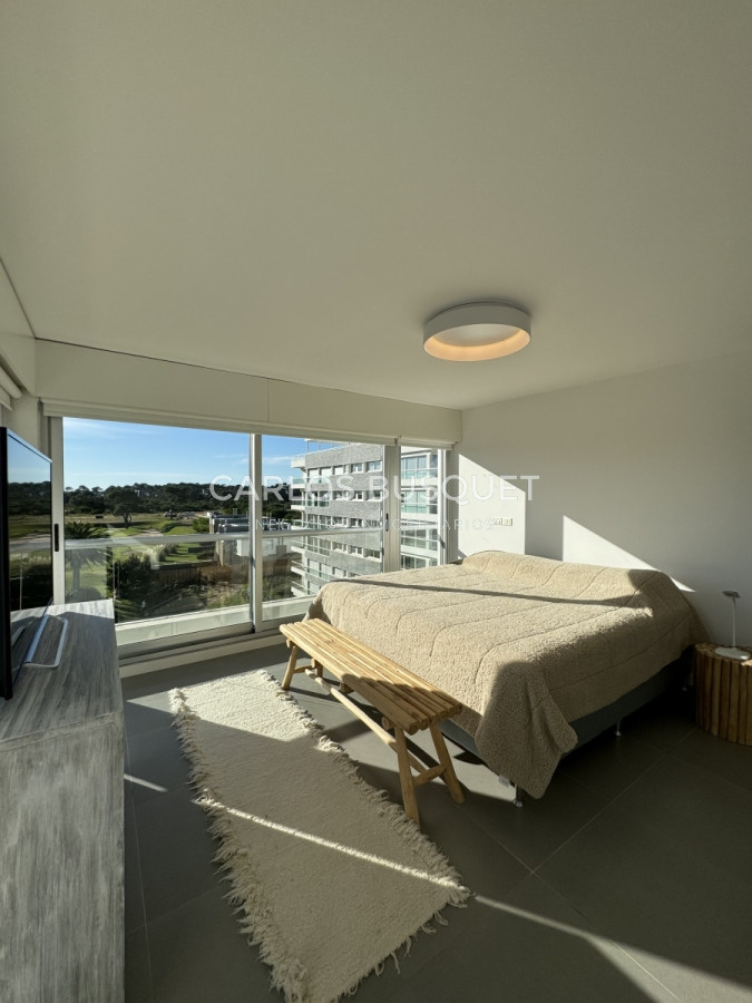 Apartamento ID.696 - Penthouse en venta, de 3 dormitorios en suite, en playa brava, primera linea