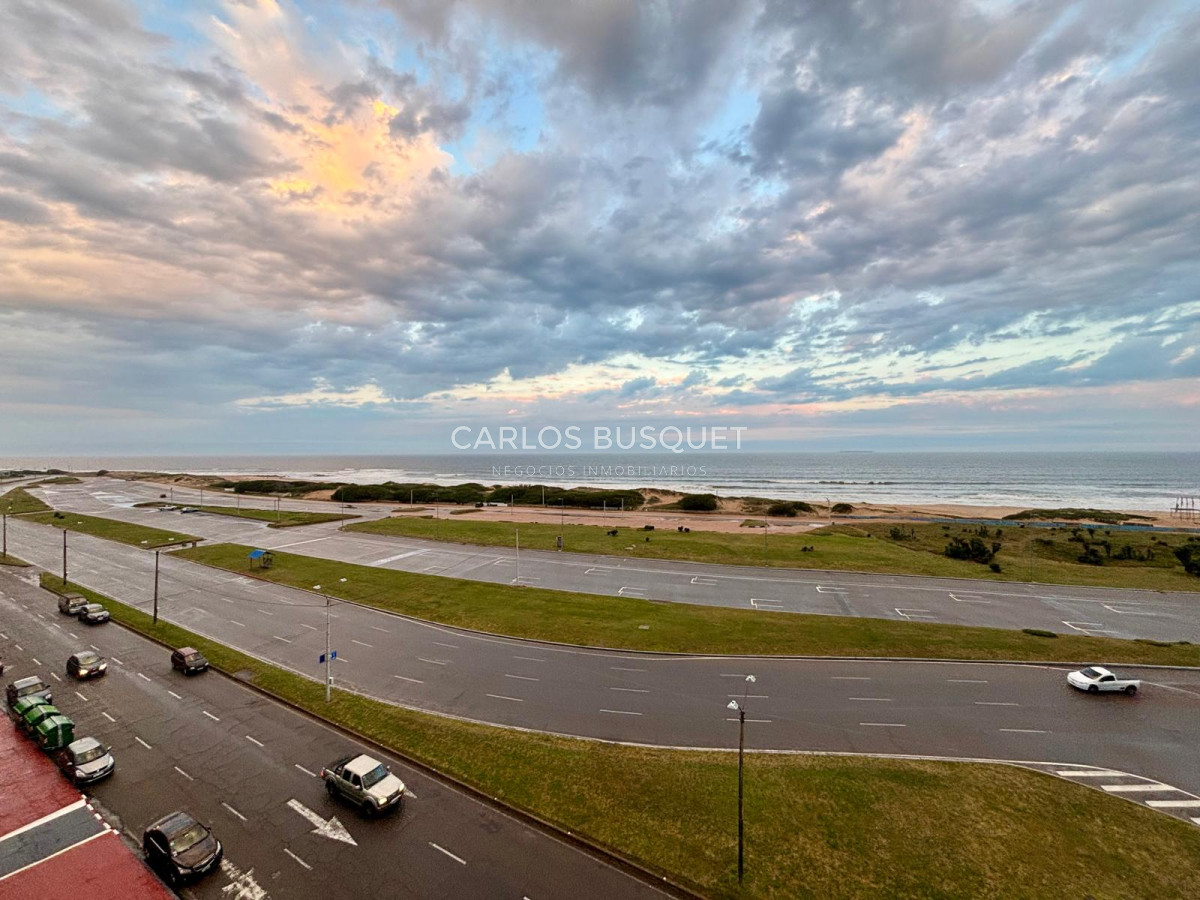 Apartamento ID.41 - Apartamento en venta de 2 dormitorios, playa brava, primera fila 