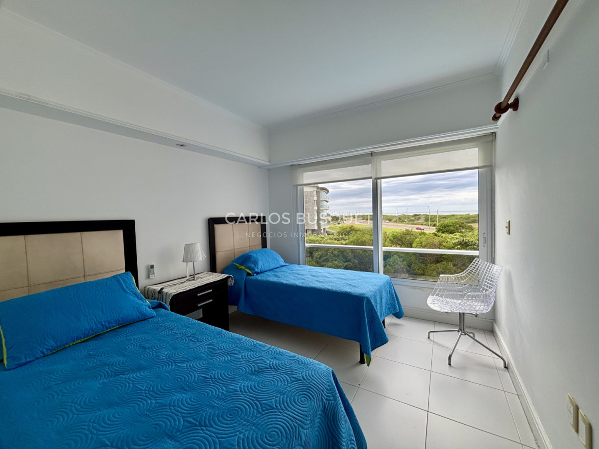 Apartamento ID.1563 - Venta apartamento de 4 dormitorios en Playa Brava, primera línea sobre el mar 