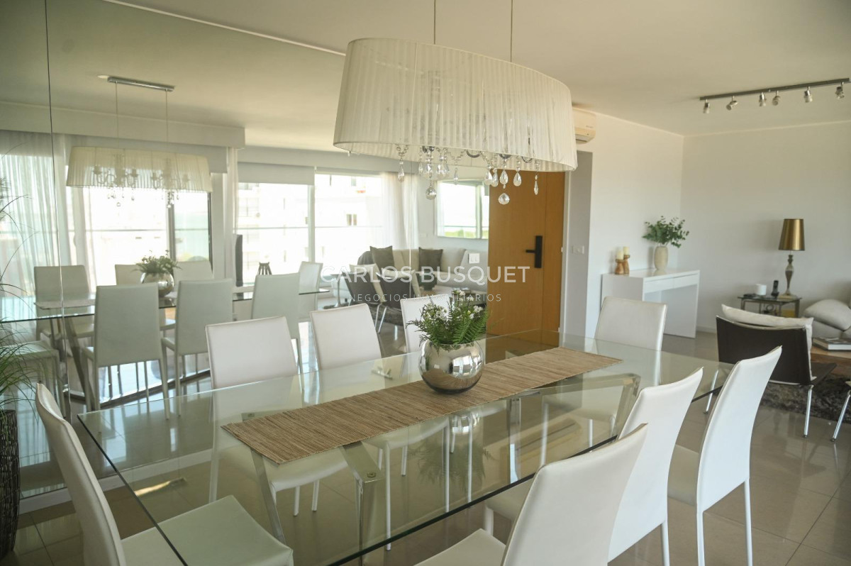 Apartamento ID.1453 - Apartamento en venta Playa Mansa Alexander Collection 3 suites y dependencia.
