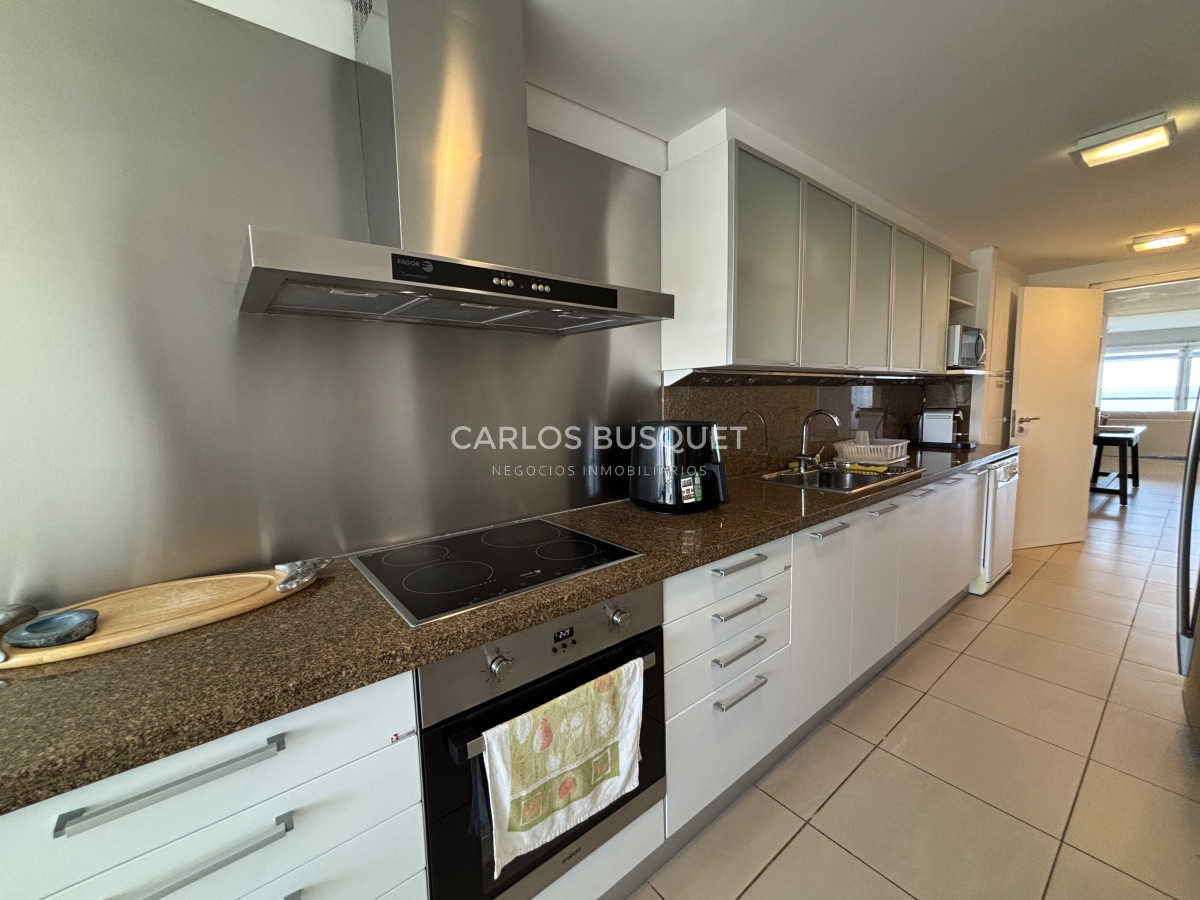Apartamento ID.1102 - Apartamento en alquiler temporal de 3 dormitorios en suite, en playa Brava