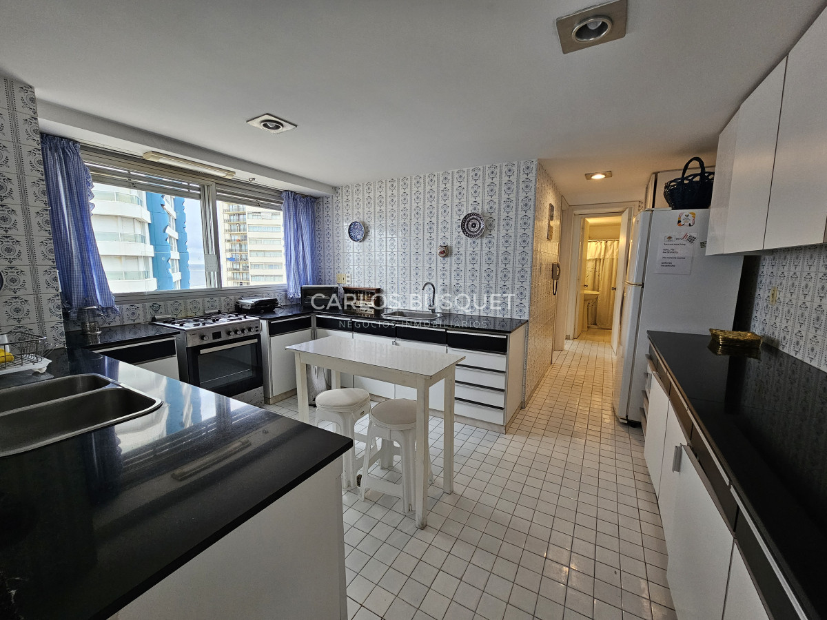 Apartamento ID.1234 - Apartamento en venta, de 3 dormitorios, en playa brava primera linea