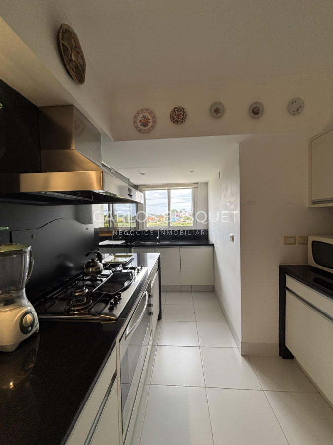 Apartamento ID.1563 - Venta apartamento de 4 dormitorios en Playa Brava, primera línea sobre el mar 