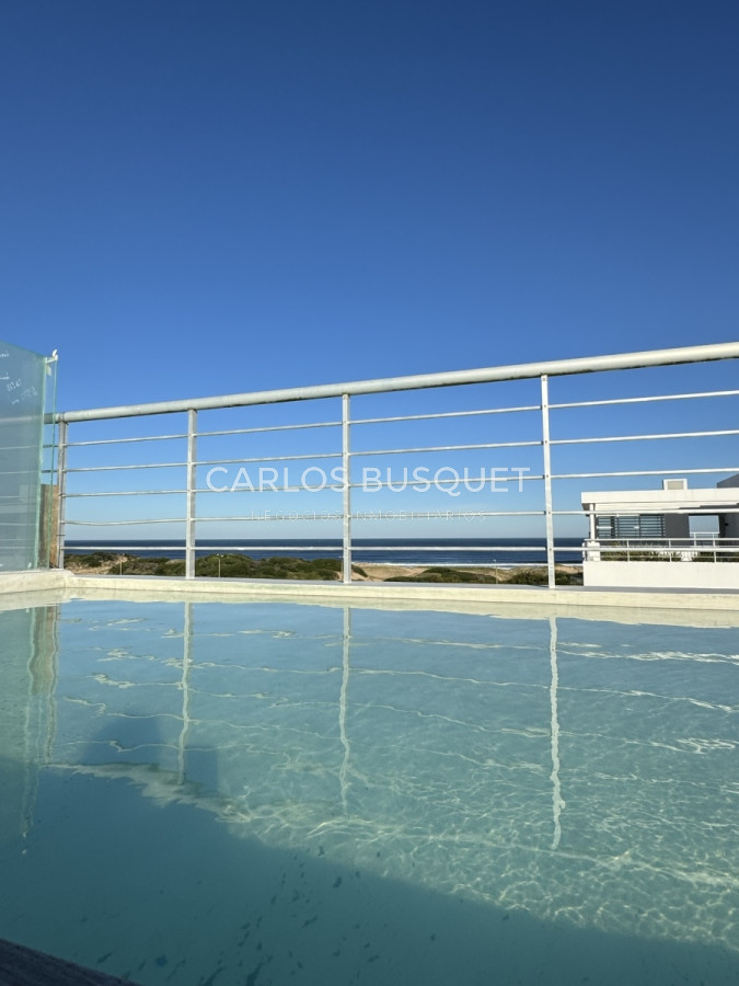 Apartamento ID.696 - Penthouse en venta, de 3 dormitorios en suite, en playa brava, primera linea
