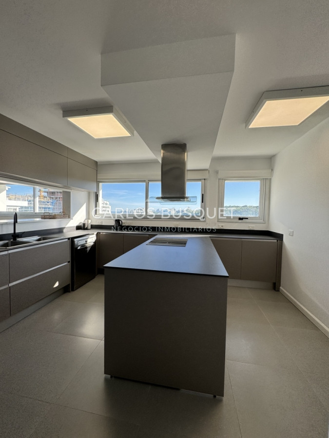 Apartamento ID.696 - Penthouse en venta, de 3 dormitorios en suite, en playa brava, primera linea