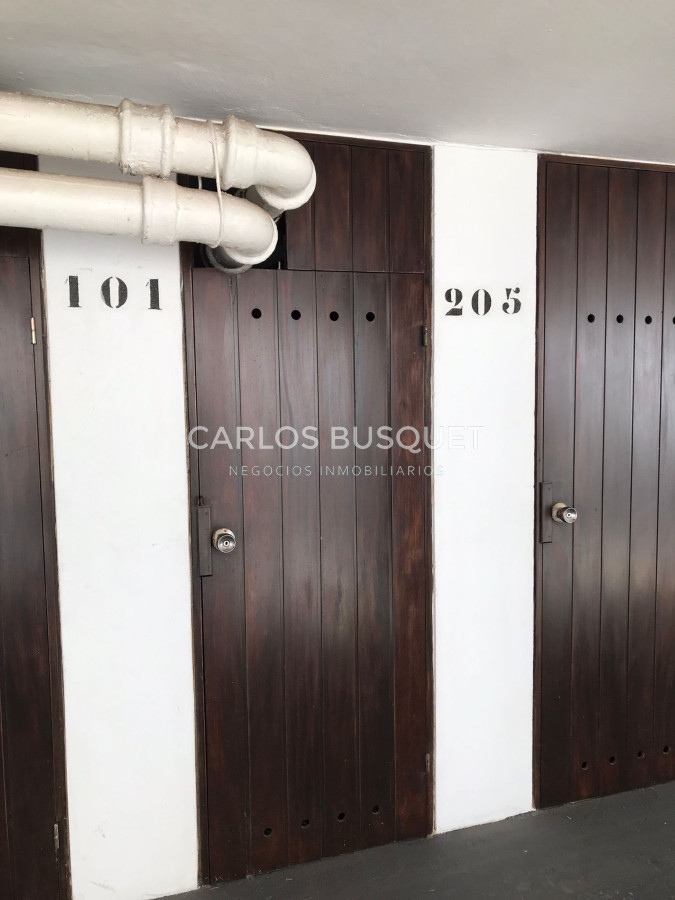 Apartamento ID.301 - En VENTA Apartamento 1era fila al mar Mansa, 4 dormitorios, parilla.